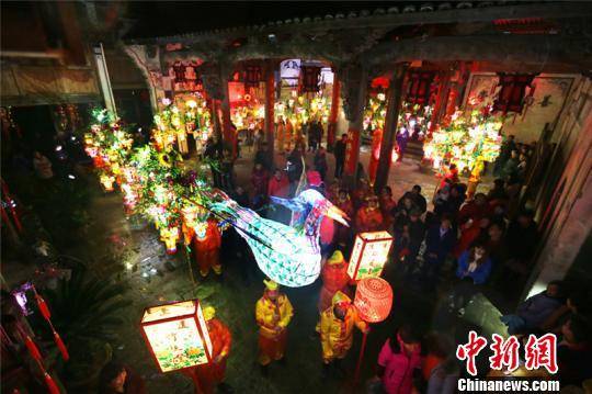 浙江浦江后阳竹丝灯会，村民举灯舞动，展示出各种别致的造型 吴小杭 摄
